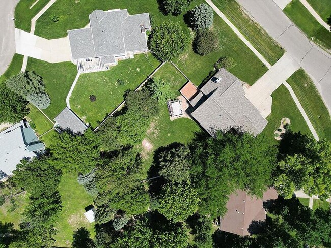 Building Photo - 820 Redwood Rd