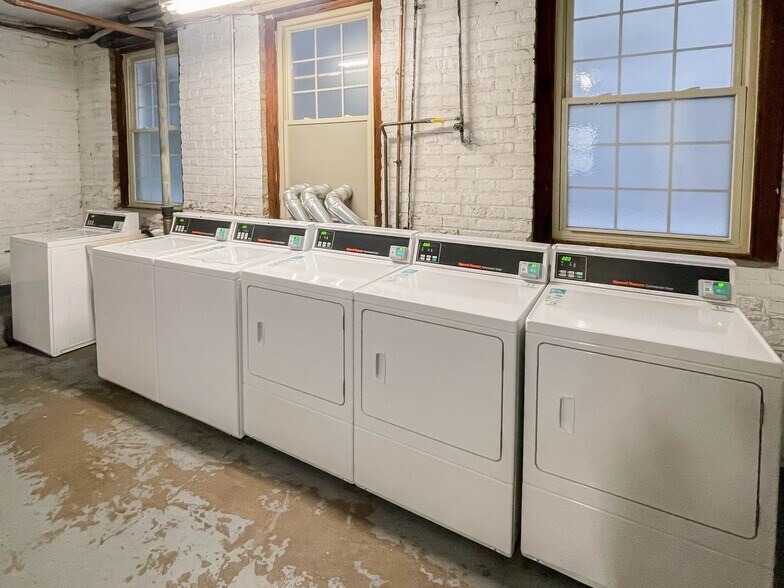 Building Photo - 1605 W Sunnyside Ave