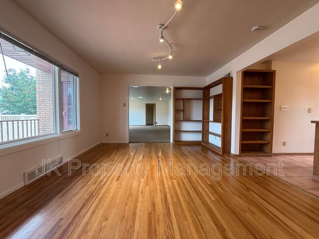 Building Photo - 806 Forest Ave