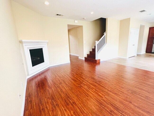 Building Photo - Beautiful 4 Bedroom home