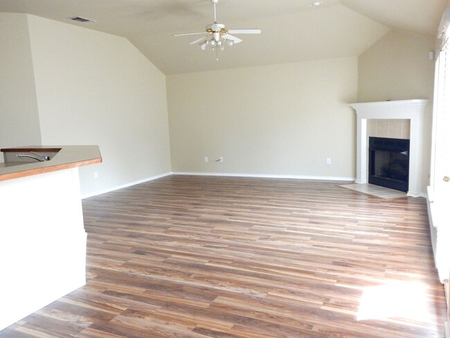Building Photo - South Tyler - Handsome 3 Bedroom, 2 Bath H...