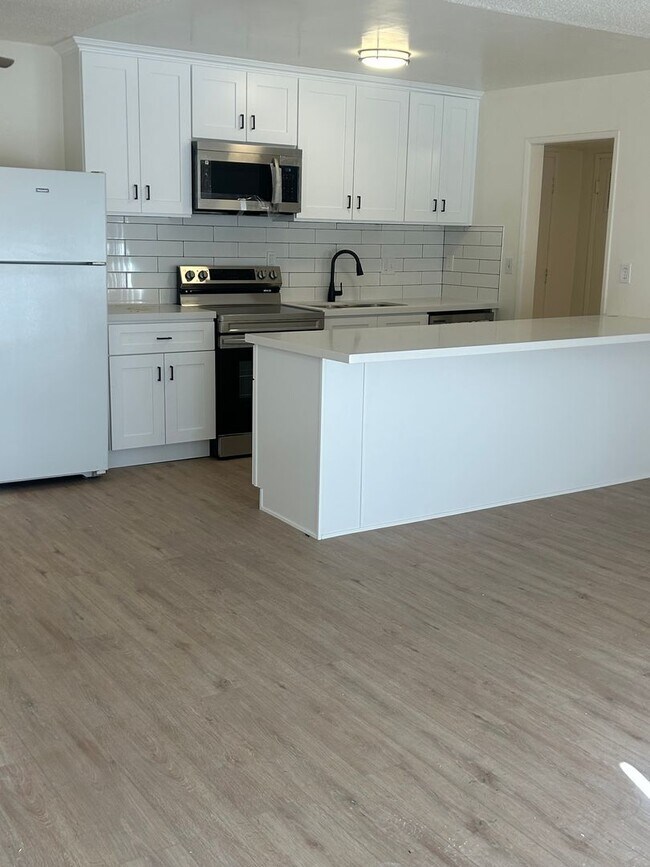 Building Photo - Newly Renovated & Modern 1 Bed / 1 Bath in Chatsworth | Balcony, Pool & Parking
