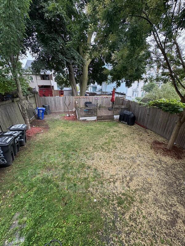 Building Photo - 144 Bloomingdale St