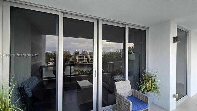 Building Photo - 9261 E Bay Harbor Dr