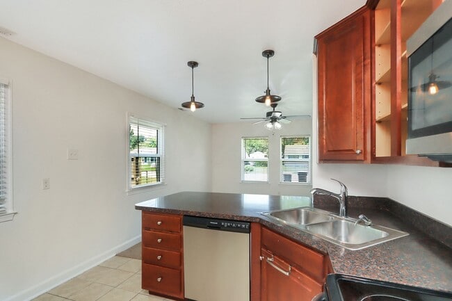 Building Photo - 1914 Somerville Dr