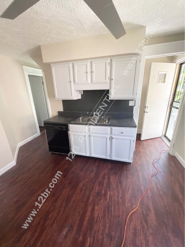 Building Photo - 4-Bedroom Home in Miles Home Neighborhood