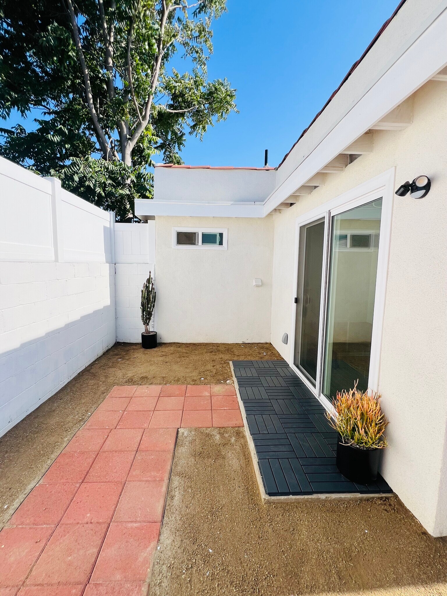 Building Photo - 1553 W 106th St