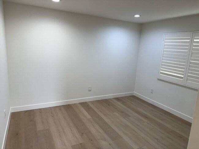 Building Photo - 646 Serrano Ave