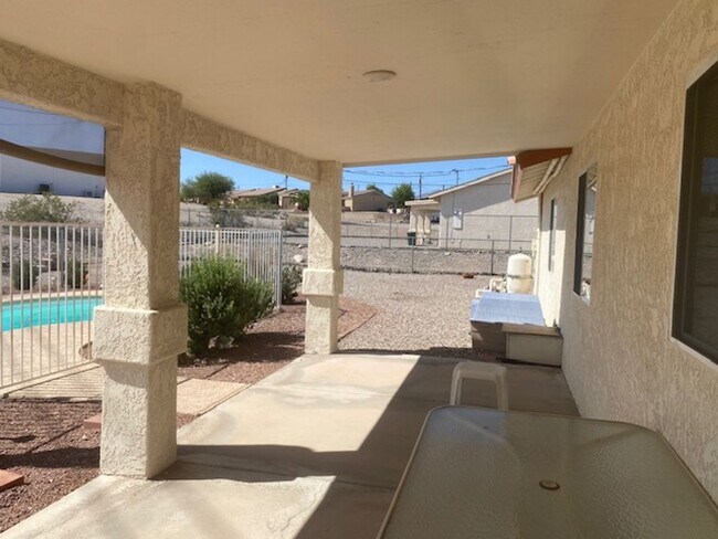 Building Photo - GREAT FURNISHED HOME WITH SIDE PARKING!