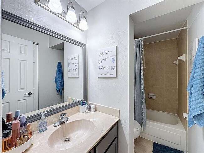 Building Photo - 406 S Cedar Ave