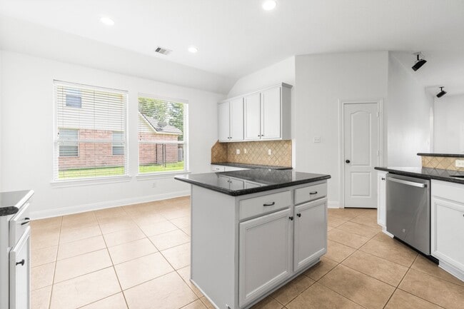 Building Photo - 7 Fraiser Fir Pl