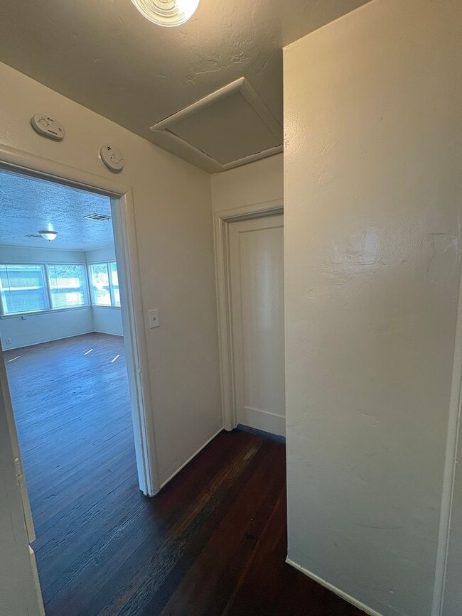 Building Photo - Cozy Home On Spacious Lot near Ballpark Rent Ready!