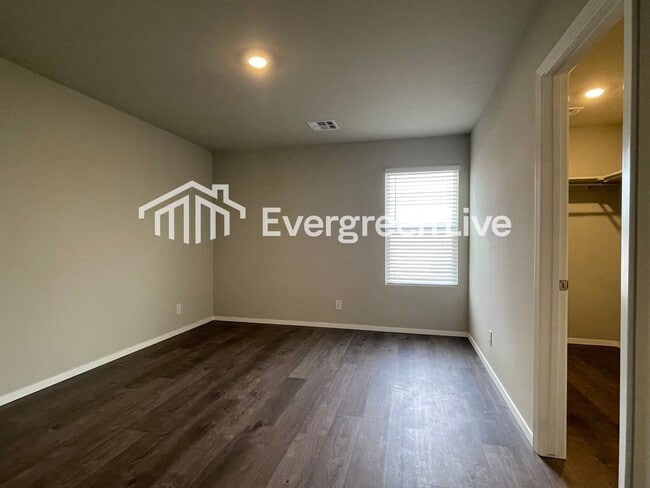 Building Photo - 1010 W Lawton Rd