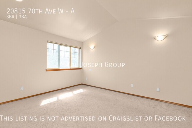 Building Photo - Sun-filled 3 bed/2.5 bath in Lynnwood!