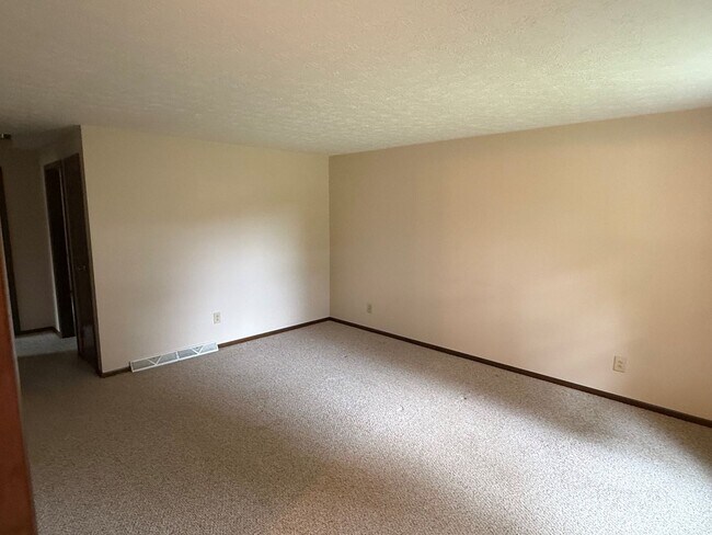 Building Photo - 2900 Thackeray Ave NW