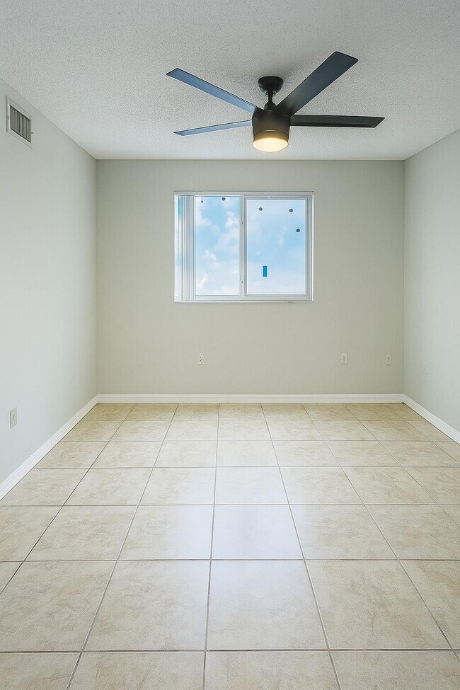 Building Photo - 2600 S University Dr