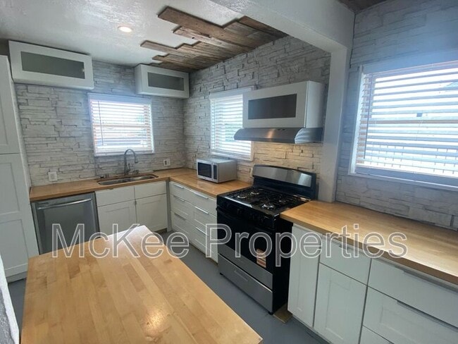 Building Photo - 142 24th St