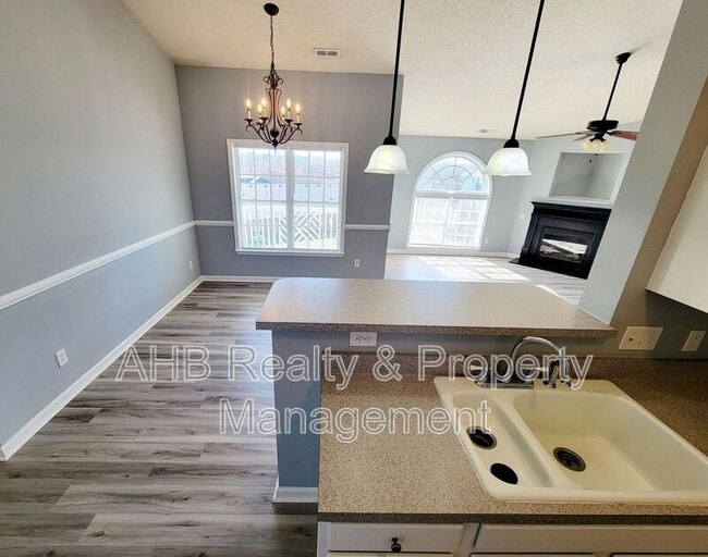 Building Photo - 3477 Forestdale Dr