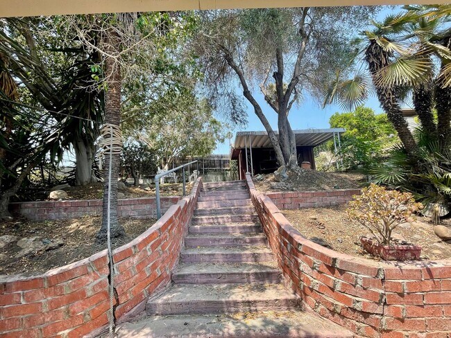 Building Photo - Fully Remodeled 4 Bedroom 2.5 Bathroom in ...