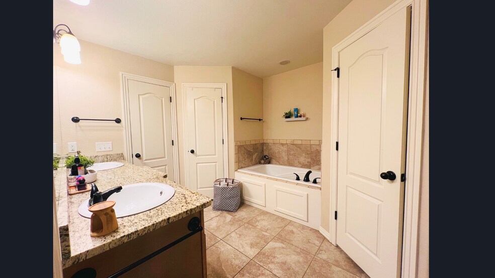 Building Photo - 402 SW Arch St