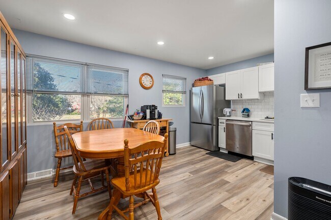 Building Photo - Elegant & Modern Home with Beautiful Interior