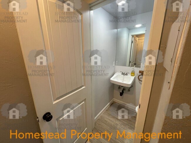 Building Photo - 661