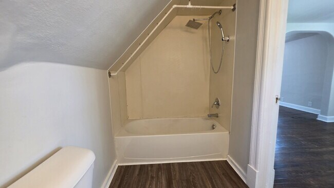 Building Photo - Refurbished 2 Bedroom Upper in Appleton