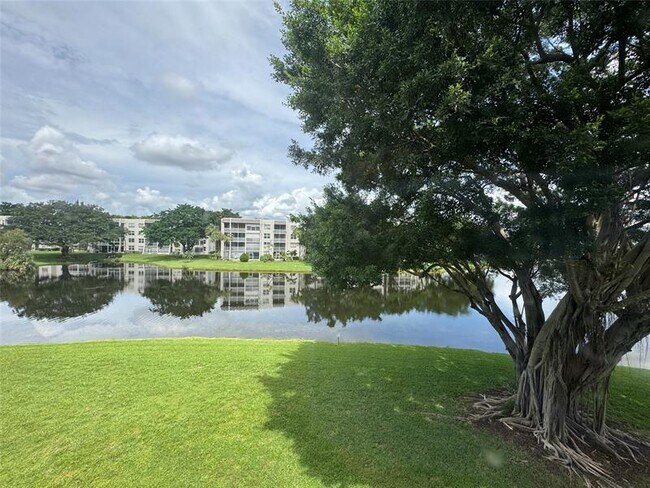 Building Photo - 9235 Lagoon Pl