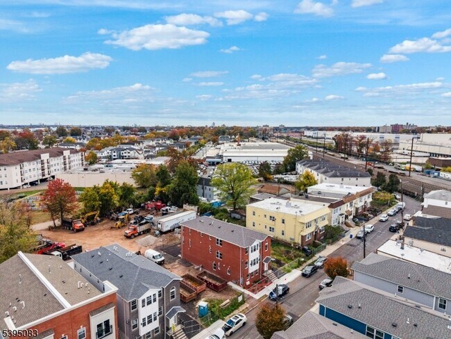 Building Photo - 24 Garibaldi Ave