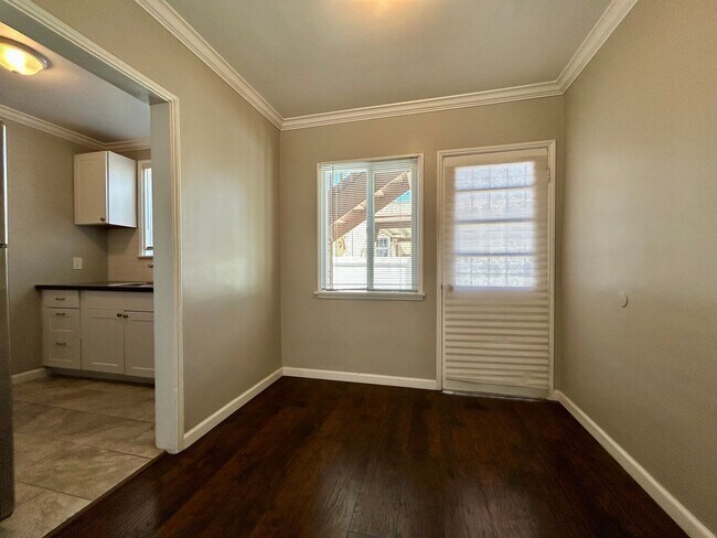 Building Photo - Remodeled 2 Bedroom in Kensington! Washer/...