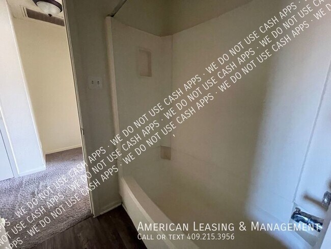 Building Photo - 2-Bedroom West End Town Home Available for...