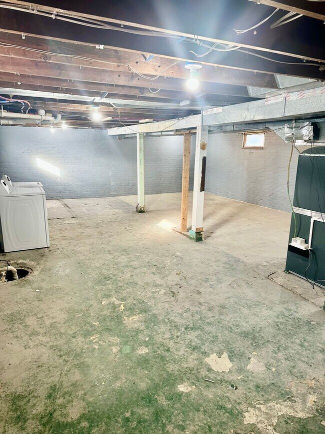 Building Photo - 623 N Carroll Ave