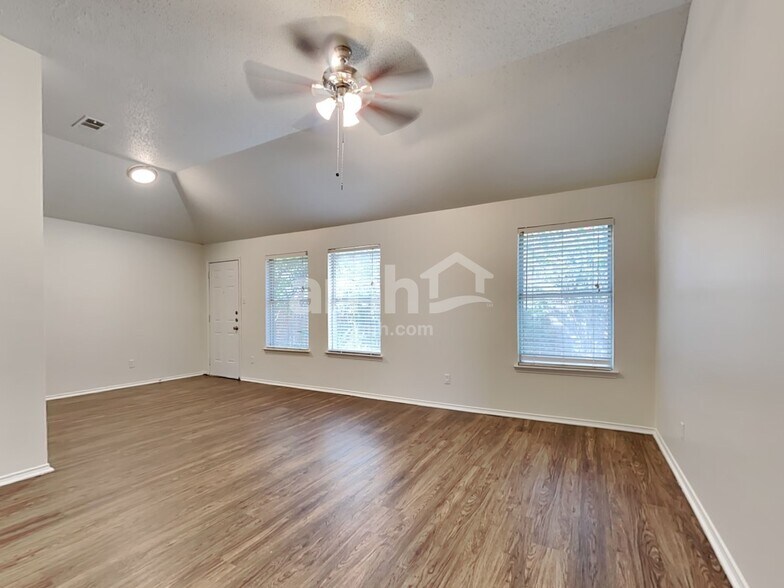 Building Photo - 302 Tioga Dr
