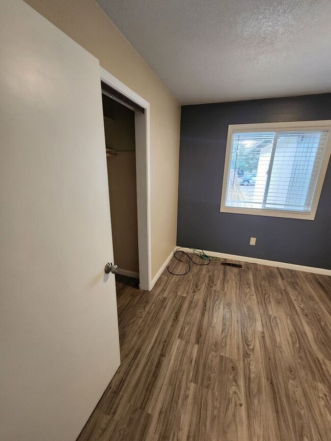 Building Photo - Welcome to this modern 3 bedroom, 2 bathro...