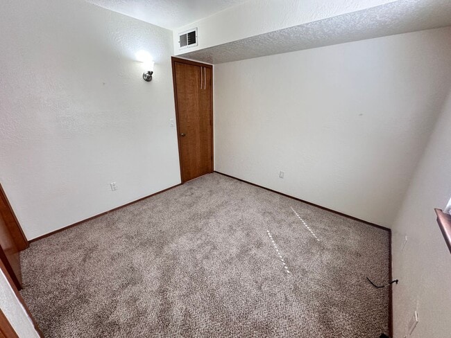Building Photo - 2 Bedroom 2 Bath Townhome w/2 Car Garage and Refrigerated Air