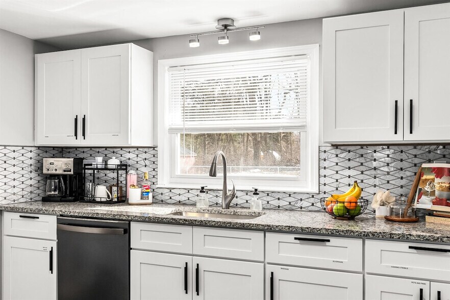 Building Photo - 8254 Mary Ann Ave