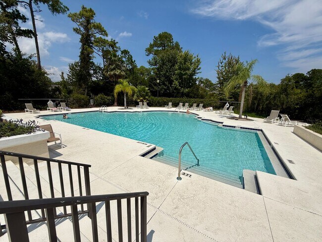 Building Photo - 3 bedroom, 3 bath Luxury Living Along the ...