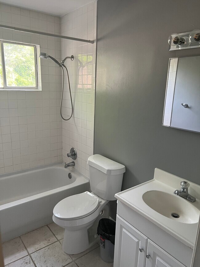 Building Photo - 315 Hilderbrand Dr