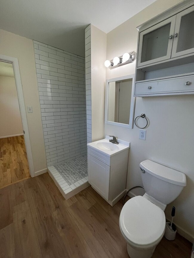 Building Photo - Charming 3-Bedroom Home - Close to Everything - Tons of Upgrades