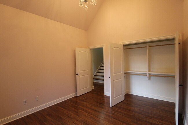 Building Photo - 3 Bedroom 3 Bath House in Beautiful, Quiet Setting