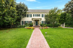Building Photo - 809 N Bedford Dr