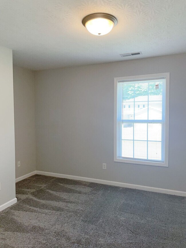 Building Photo - HALF OFF ONE MONTH AT UPPER STONE!