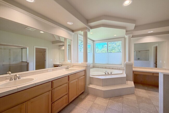 Building Photo - 3Bd/2.5Ba Redmond Home