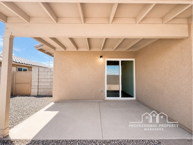 Building Photo - 4-bedroom, 2-bathroom home in Desert Oasis