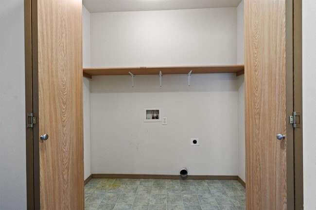 Building Photo - Move in ready! 3 bedroom rambler - Great l...