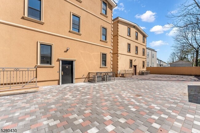 Building Photo - 116 Paine Ave