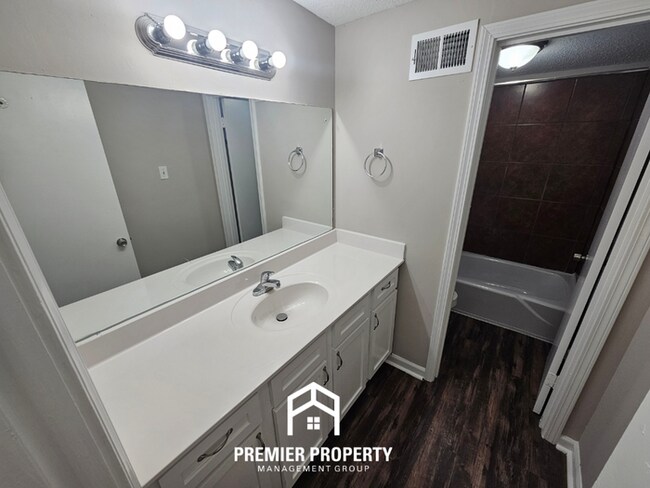 Building Photo - Newly Renovated 5BR Home with 2,334 Sq Ft, Fireplace & Fenced Yard in Memphis