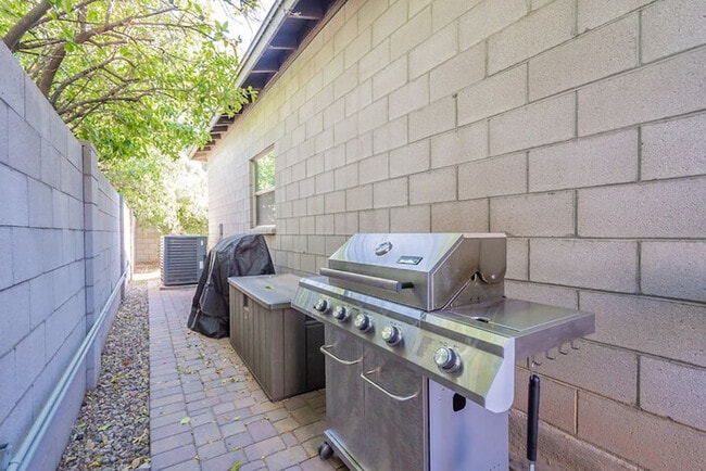 Building Photo - PHX Retreat  2 Bedroom 2 Bath Home in Hist...