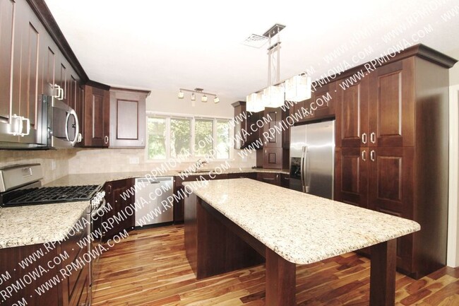 Building Photo - OVER 3000 SQ FT!!!  3 Bedroom, 3.5 Bath Ho...