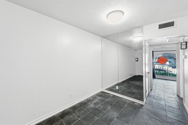 Building Photo - 505 W 7th St